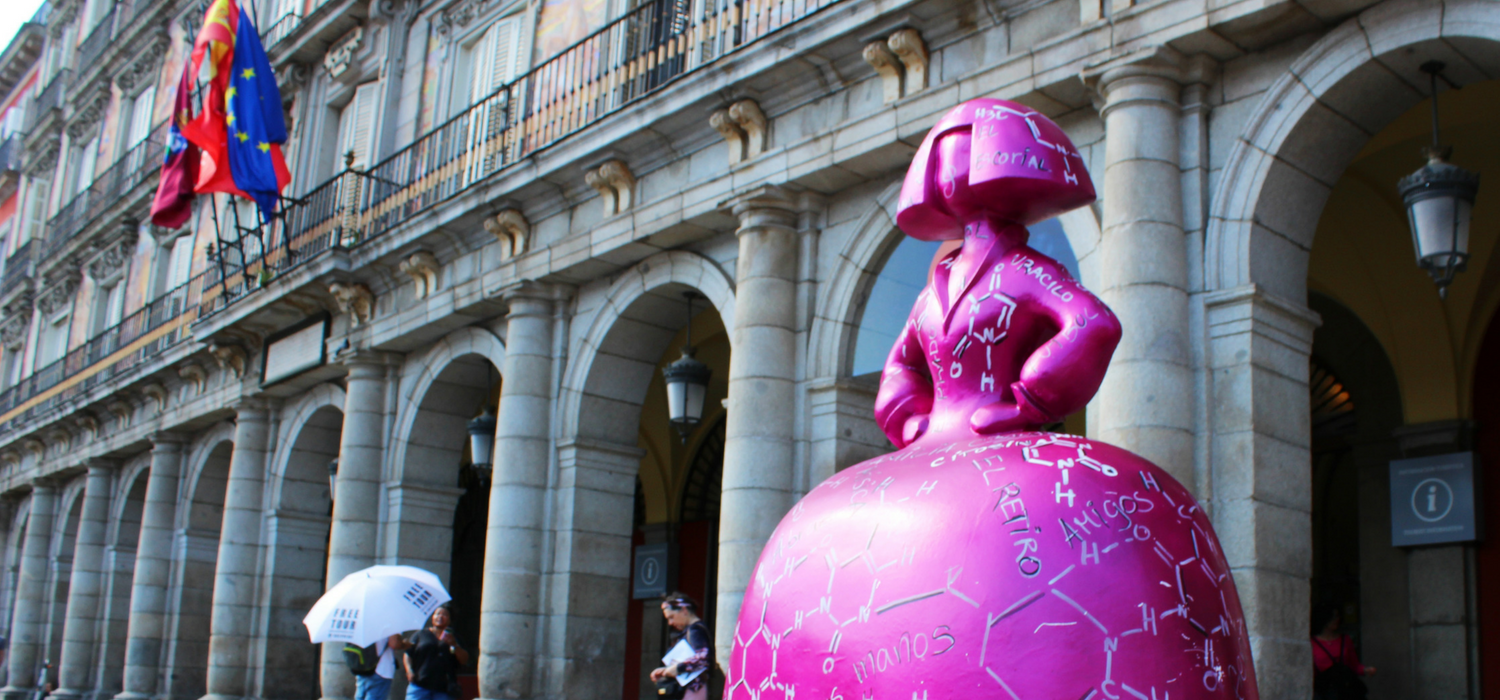 menina en plaza mayor