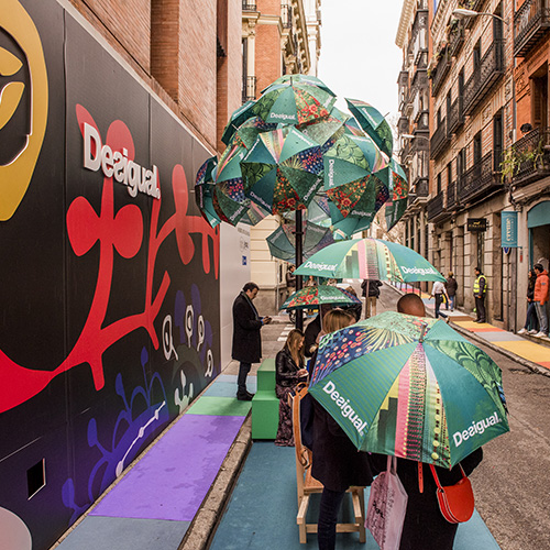 Instalación de la exposición de Desigual en Salesas