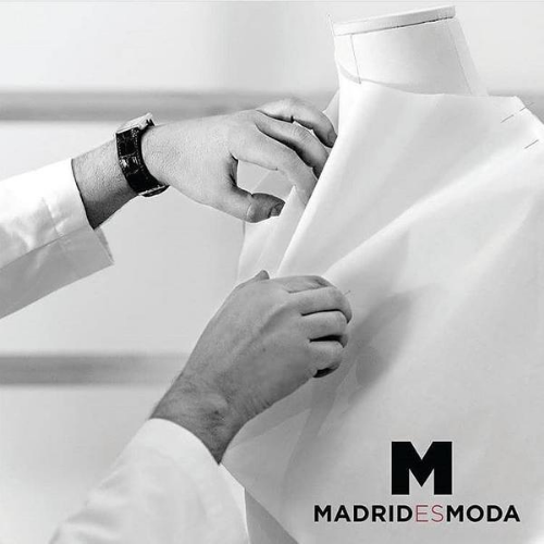 Manos colocan ropa sobre un maniquí