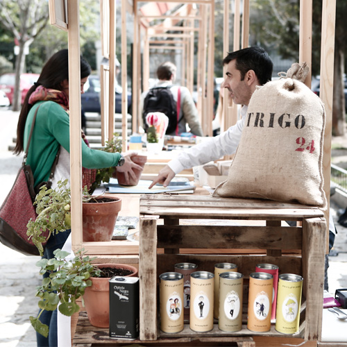 Público en el mercadillo callejero Salesas Village