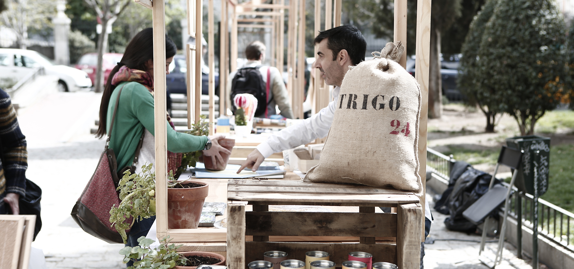 Público en el mercadillo de Salesas