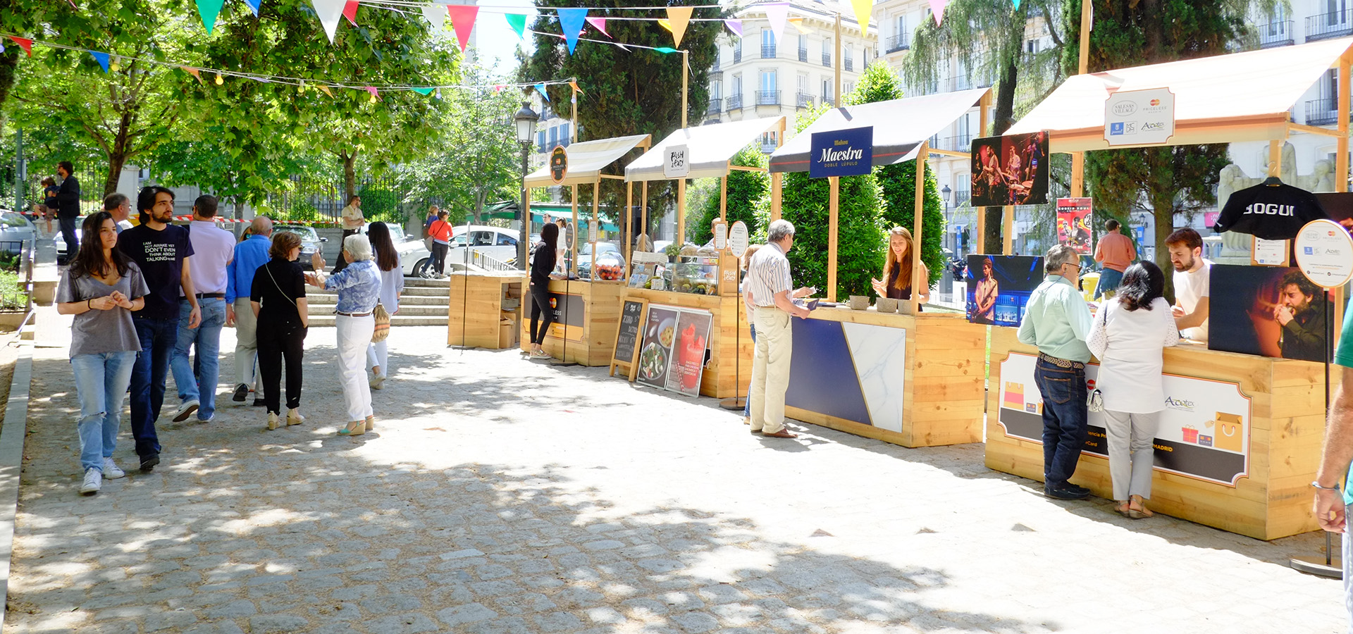 Público en el mercadillo callejero de Salesas