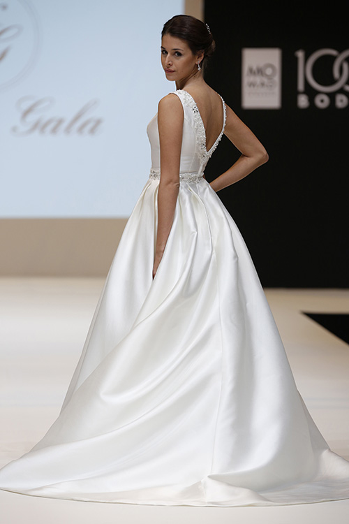 Desfile de la firma Vertize Gala en la pasarela 1001 BODAS 2015 que tuvo lugar en el pabellón 6 de IFEMA, en Madrid del 14 al 16 de octubre.