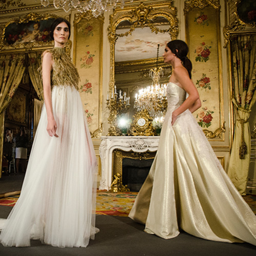 Modelos vestidas de novia por Santos Costura en el Palacio de Fernán Núñez