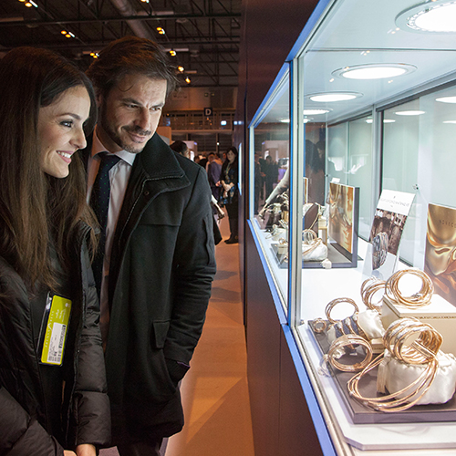 Público en la feria Madrid Joya en IFEMA