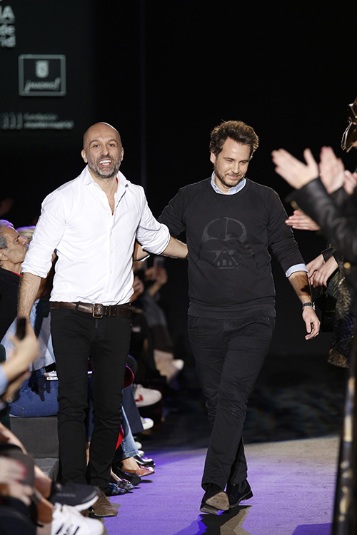 Los diseñadores de Alvarno saludando en su desfile en MBFW Madrid