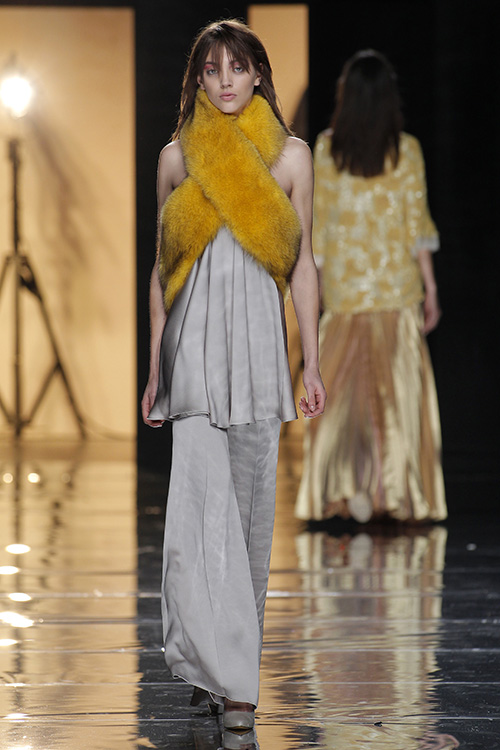 Modelo desfilando para Duyos en MBFW Madrid en la edición de julio 2016