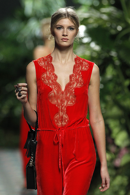 Modelo desfilando para Jorge Vázquez en MBFW Madrid