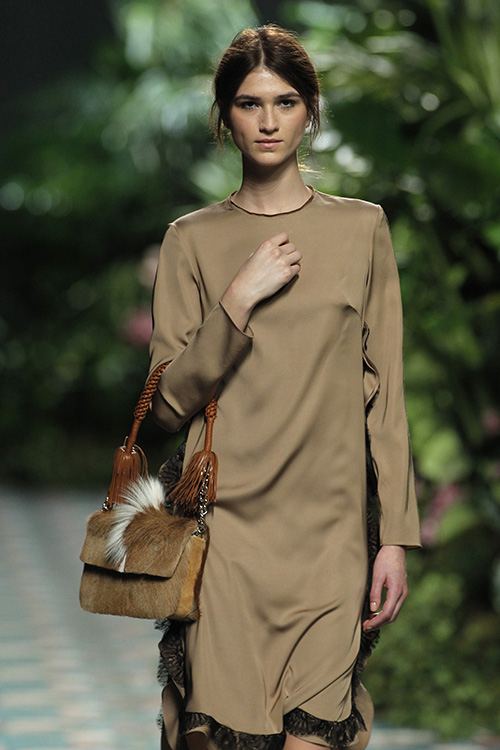 Modelo desfilando para Jorge Vázquez en MBFW Madrid