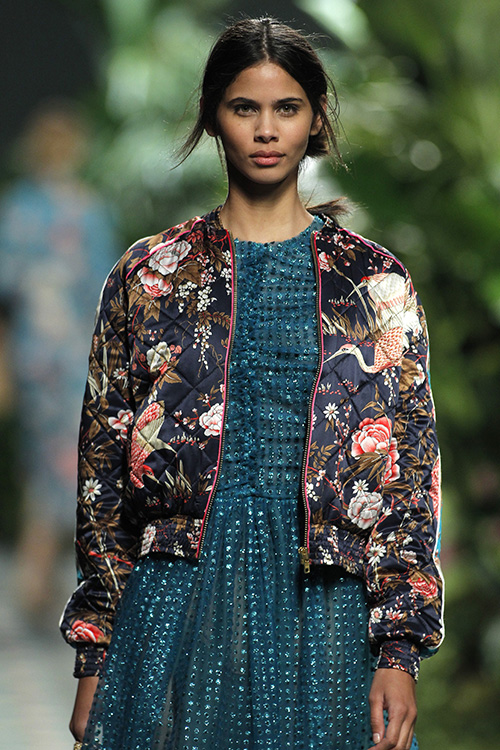 Modelo desfilando para Jorge Vázquez en MBFW Madrid