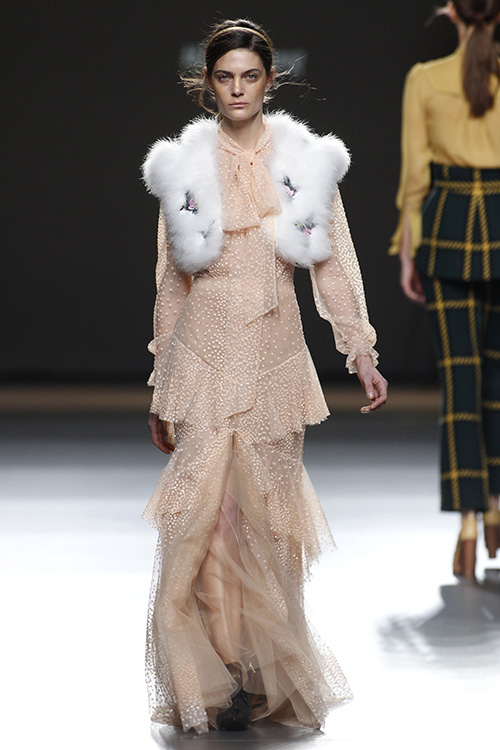 Modelo vestida por Teresa Helbig desfilando en MBFW Madrid en julio de 2016