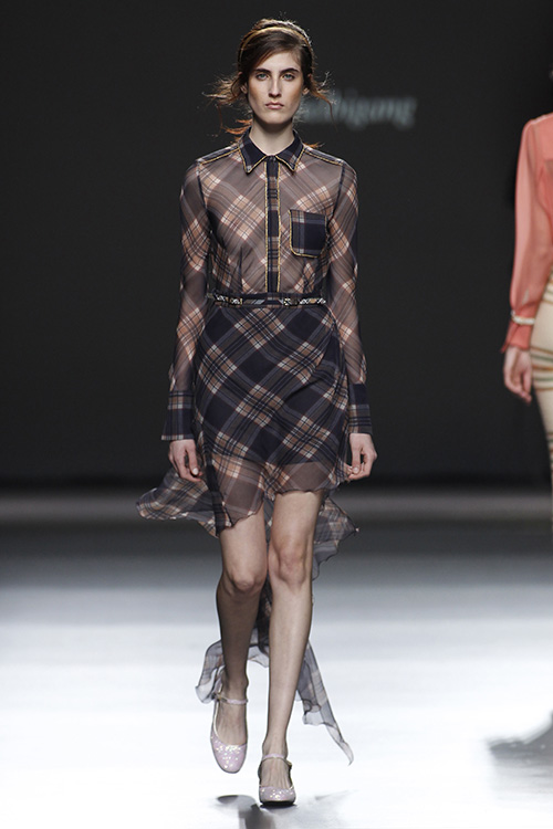 Modelo vestida por Teresa Helbig desfilando en MBFW Madrid en julio de 2016