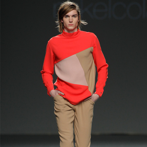 Modelo desfilando para Mikel Colás