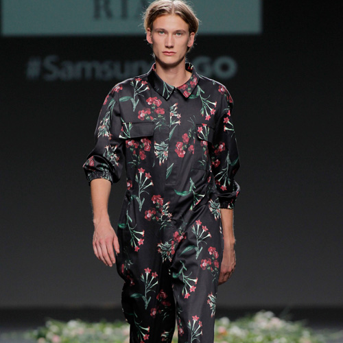 Modelo masculino desfilando pasarela Samsung Ego SS 17