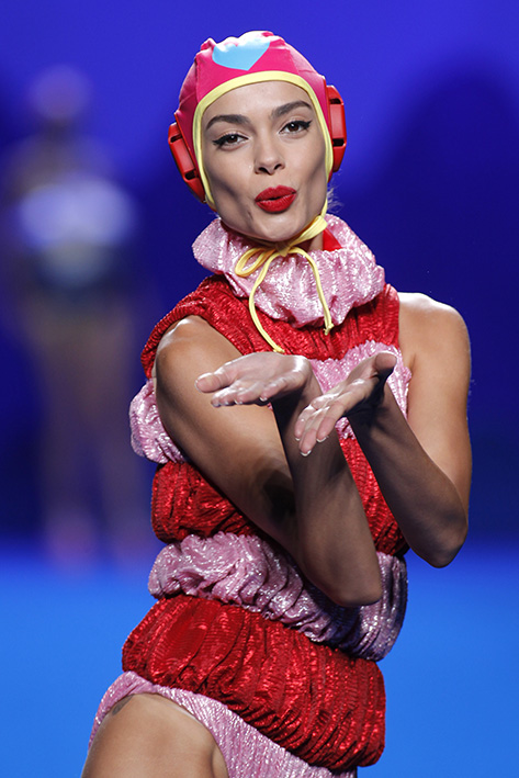 Modelo desfilando para Ágatha Ruiz de la Prada en IFEMA - Septiembre 2016