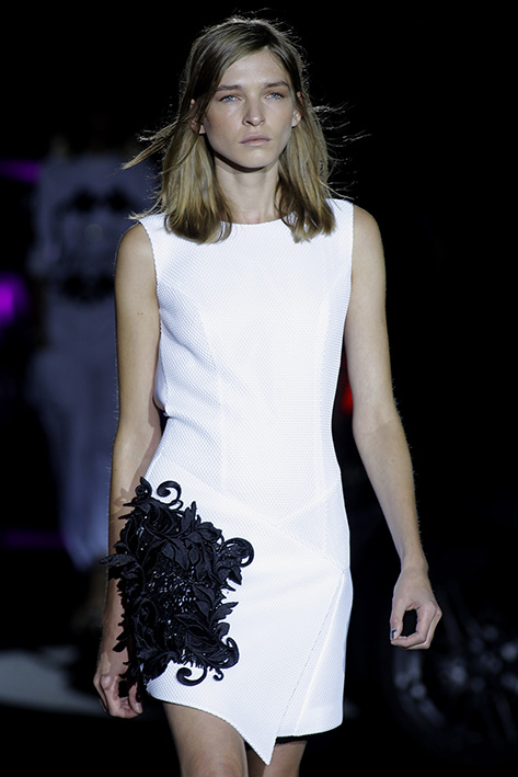 Modelo vestida para Alvarno desfilando en la edición de Primavera - Verano 2017 de MBFW Madrid