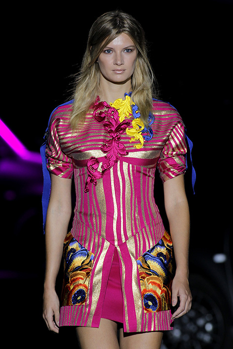 Modelo vestida para Alvarno desfilando en la edición de Primavera - Verano 2017 de MBFW Madrid