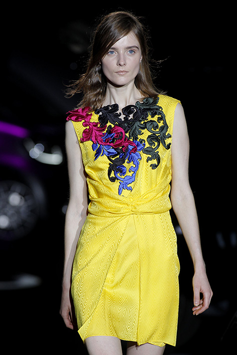 Modelo vestida para Alvarno desfilando en la edición de Primavera - Verano 2017 de MBFW Madrid