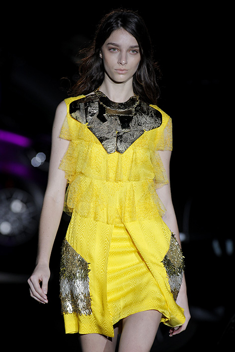 Modelo vestida para Alvarno desfilando en la edición de Primavera - Verano 2017 de MBFW Madrid