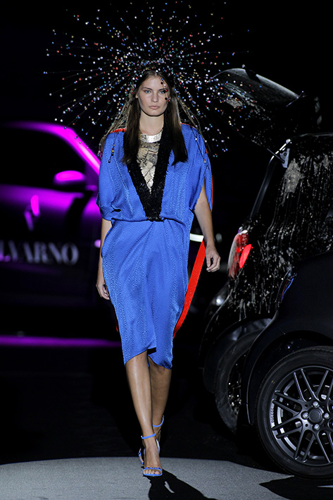 Modelo vestida para Alvarno desfilando en la edición de Primavera - Verano 2017 de MBFW Madrid