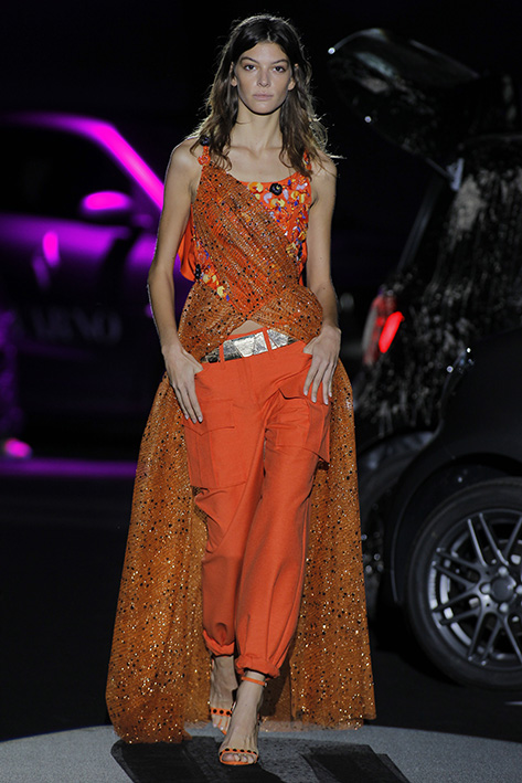 Modelo vestida para Alvarno desfilando en la edición de Primavera - Verano 2017 de MBFW Madrid