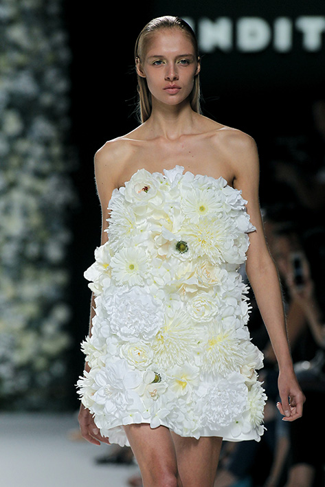 Modelo desfilando para Duyos durante la edición Primavera - Verano 2017 de MBFW Madrid