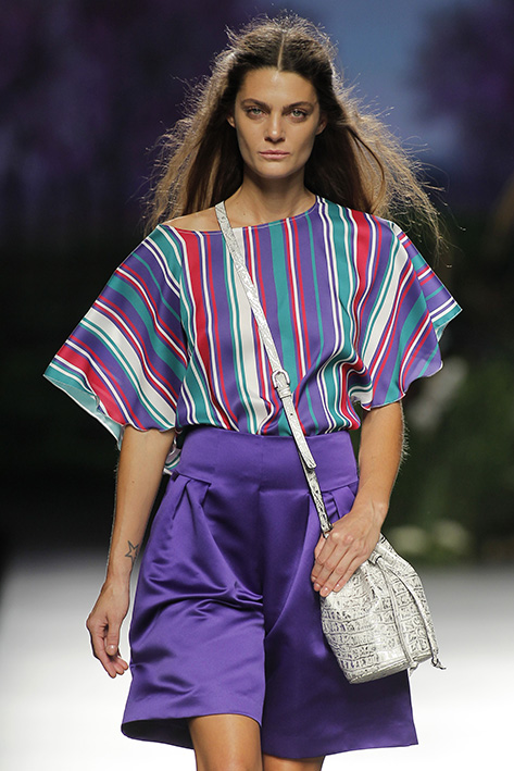 Modelo desfilando para Esther Noriega en la edición de Primavera - Verano 2017 de MBFW Madrid