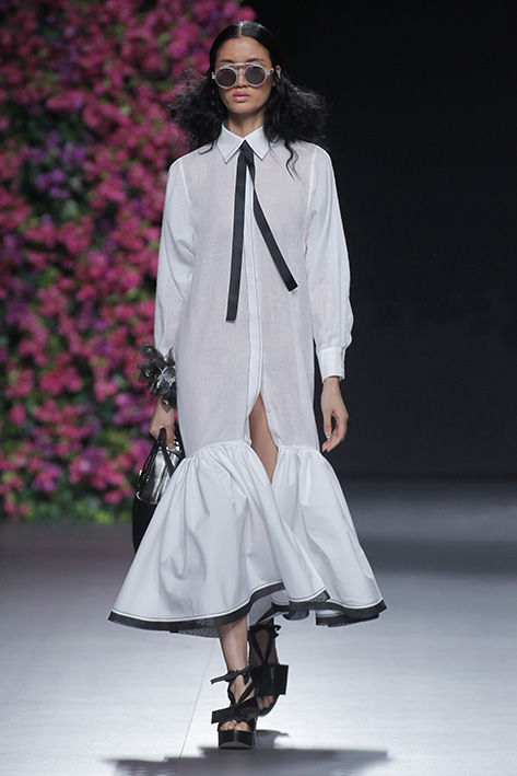 Modelo desfilando para Juana Martín en la edición de Primavera - Verano 2017 de MBFW Madrid