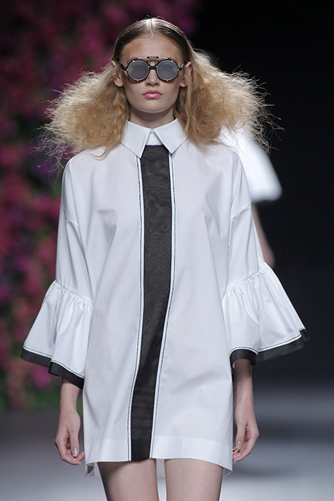 Modelo desfilando para Juana Martín en la edición de Primavera - Verano 2017 de MBFW Madrid