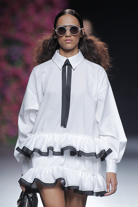 Modelo desfilando para Juana Martín en la edición de Primavera - Verano 2017 de MBFW Madrid