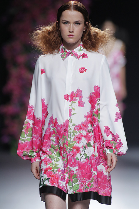 Modelo desfilando para Juana Martín en la edición de Primavera - Verano 2017 de MBFW Madrid