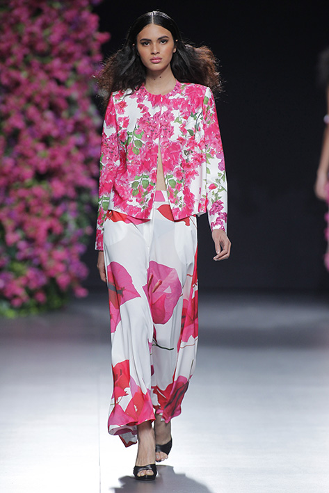 Modelo desfilando para Juana Martín en la edición de Primavera - Verano 2017 de MBFW Madrid