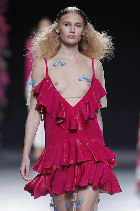 Modelo desfilando para Juana Martín en la edición de Primavera - Verano 2017 de MBFW Madrid