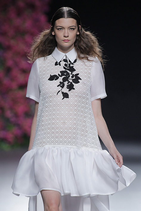 Modelo desfilando para Juana Martín en la edición de Primavera - Verano 2017 de MBFW Madrid