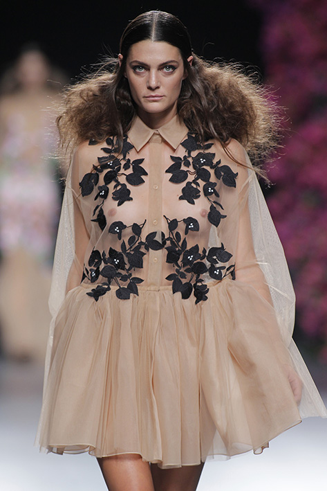 Modelo desfilando para Juana Martín en la edición de Primavera - Verano 2017 de MBFW Madrid