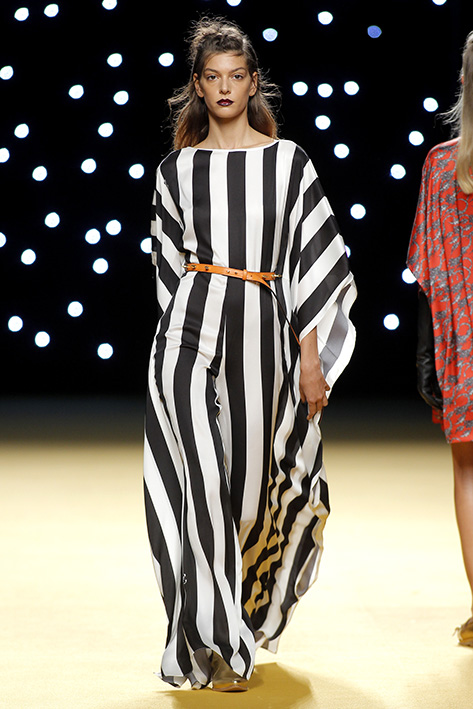 Modelo desfilando para Juanjo Oliva en MBFWM SS 17