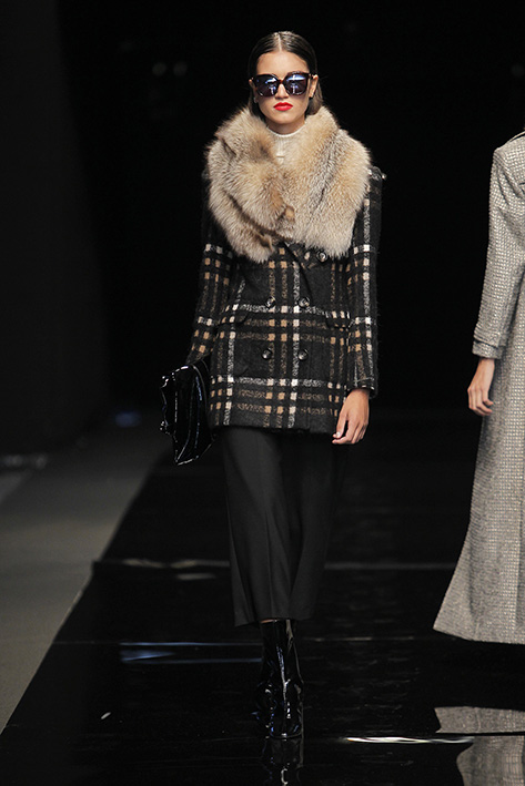 Modelo desfilando para Roberto Verino durante la edición de Otoño - Invierno de 2016- 2017 de MFSHOW