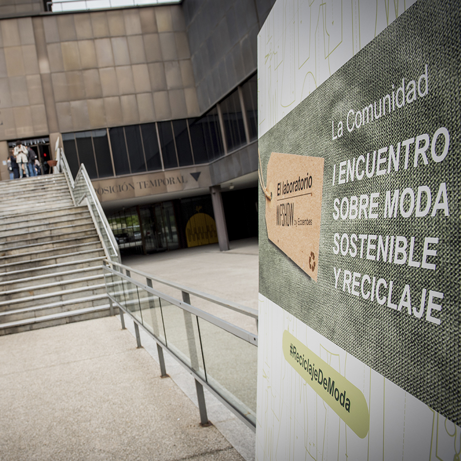 Cartel del Encuentro sobre Moda Sostenible y Reciclaje en el exterior del Museo del Traje