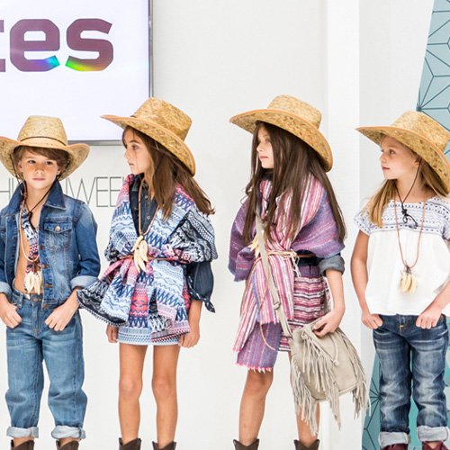 Modelos en un desfile infantil