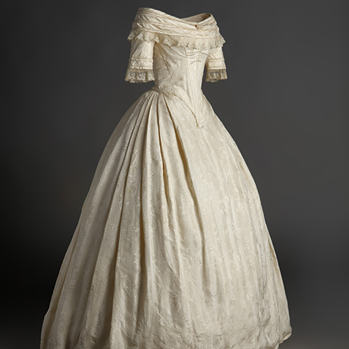 Vestido blanco del siglo XIX