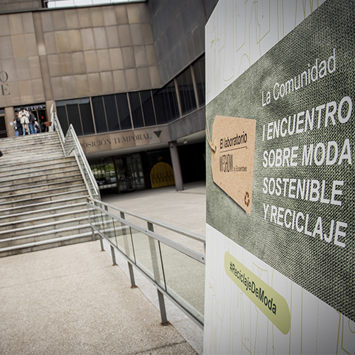 Cartel del Encuentro sobre Moda Sostenible y Reciclaje en el exterior del Museo del Traje