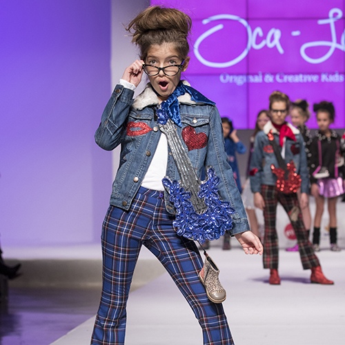 Modelos en desfile infantil en FIMI