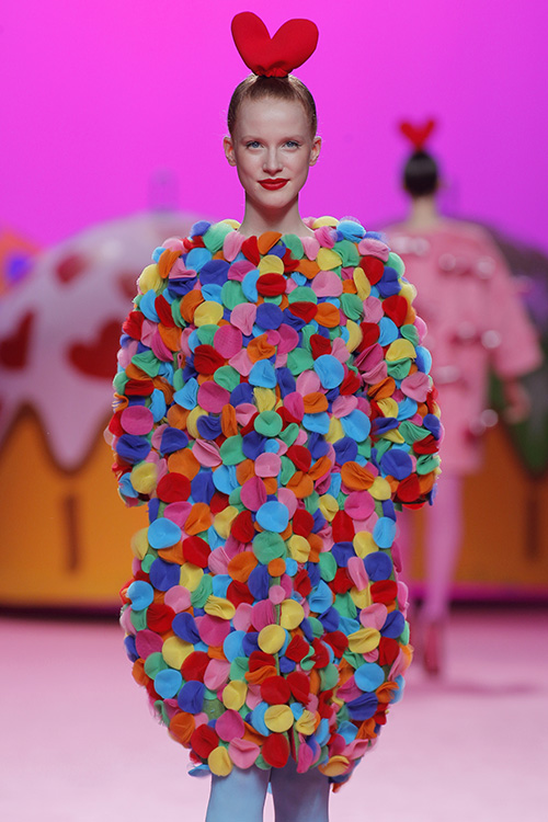 Modelo vestida por Ágatha Ruiz De La Prada en MBFW Madrid 2017