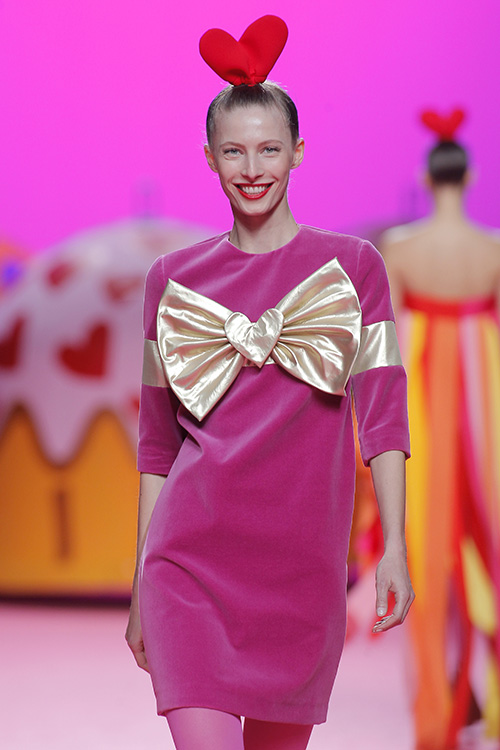 Modelo vestida por Ágatha Ruiz De La Prada en MBFW Madrid 2017