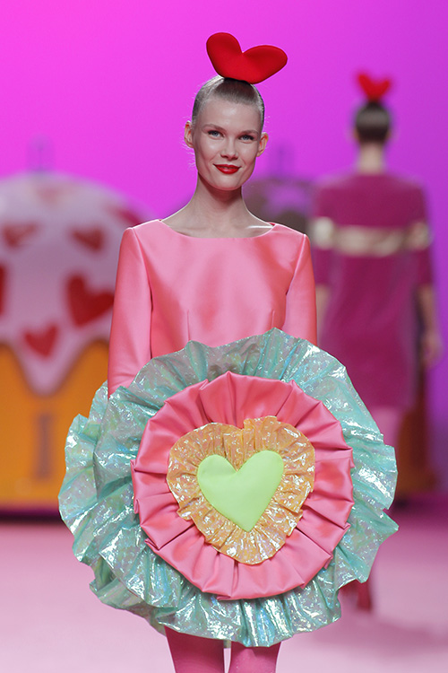 Modelo vestida por Ágatha Ruiz De La Prada en MBFW Madrid 2017