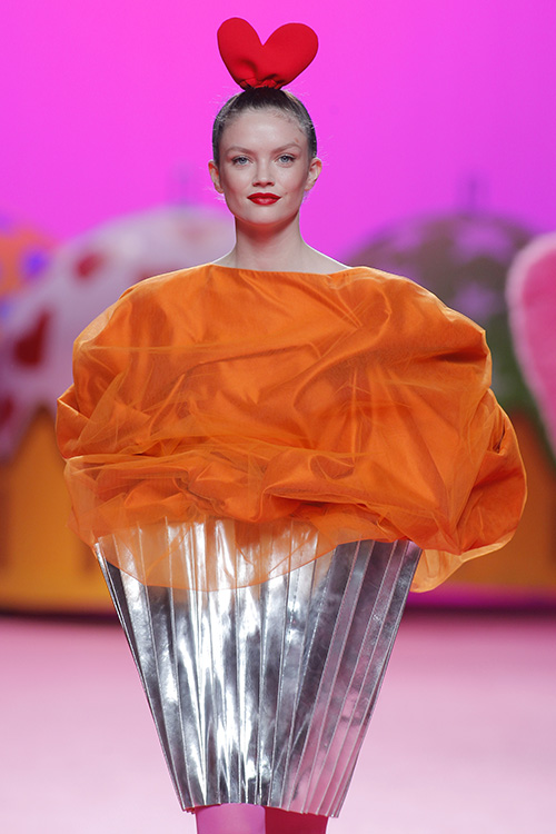 Modelo vestida por Ágatha Ruiz De La Prada en MBFW Madrid 2017