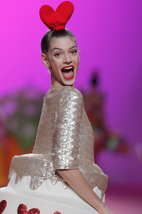 Modelo vestida por Ágatha Ruiz De La Prada en MBFW Madrid 2017