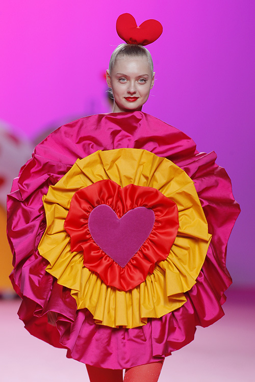 Modelo vestida por Ágatha Ruiz De La Prada en MBFW Madrid 2017