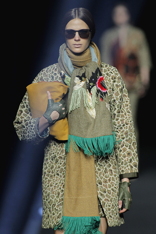 Modelo vestida para Alvarno desfilando en la edición de Otoño - Invierno 2017 - 2018 de MBFW Madrid