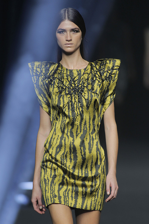 Modelo vestida para Alvarno desfilando en la edición de Otoño - Invierno 2017 - 2018 de MBFW Madrid